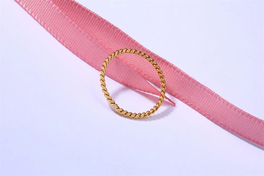 Liora Twist™ | Anel Slim Minimalista Torcido em Aço Premium