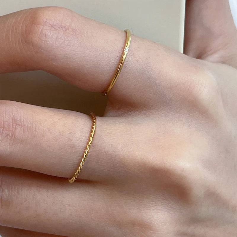 Liora Twist™ | Anel Slim Minimalista Torcido em Aço Premium