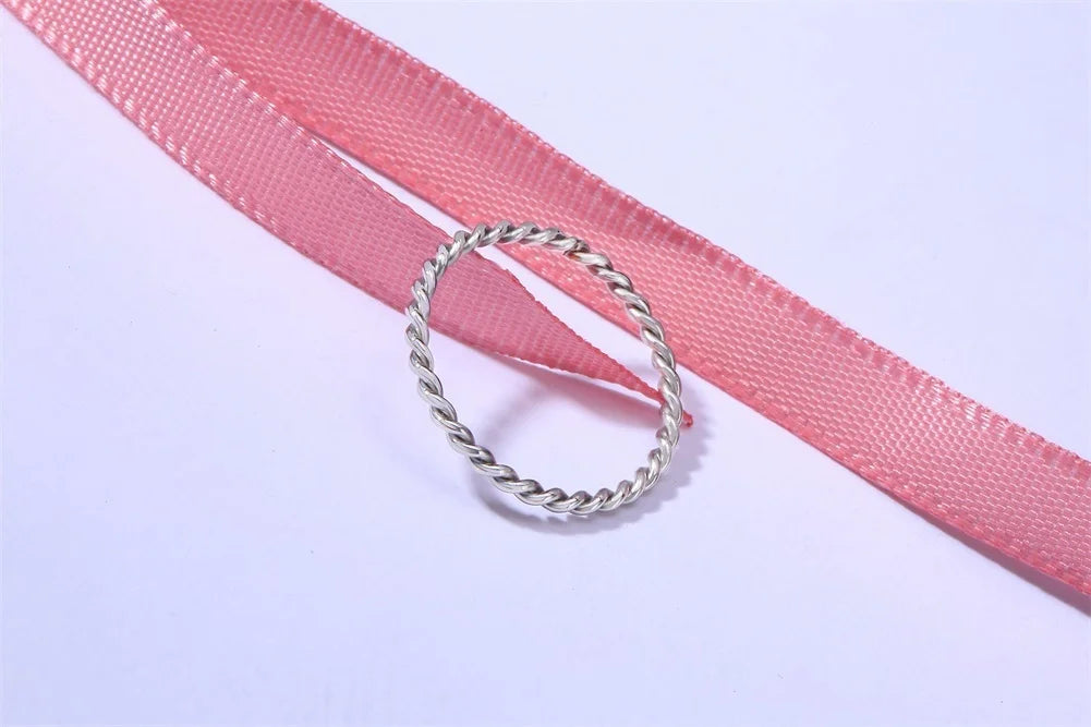 Liora Twist™ | Anel Slim Minimalista Torcido em Aço Premium