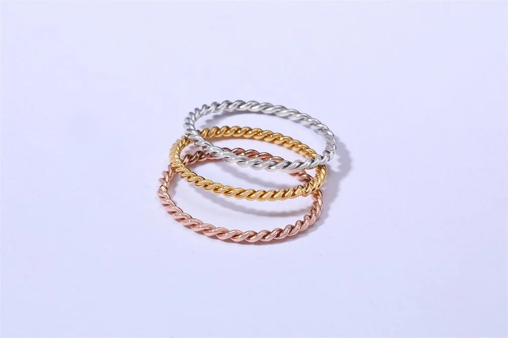 Liora Twist™ | Anel Slim Minimalista Torcido em Aço Premium