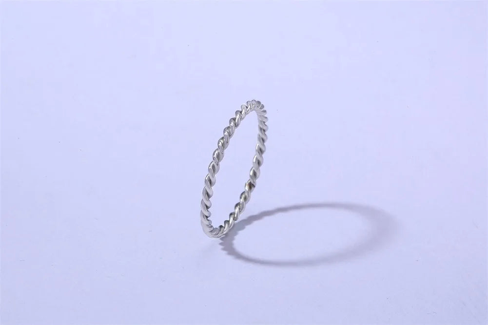 Liora Twist™ | Anel Slim Minimalista Torcido em Aço Premium